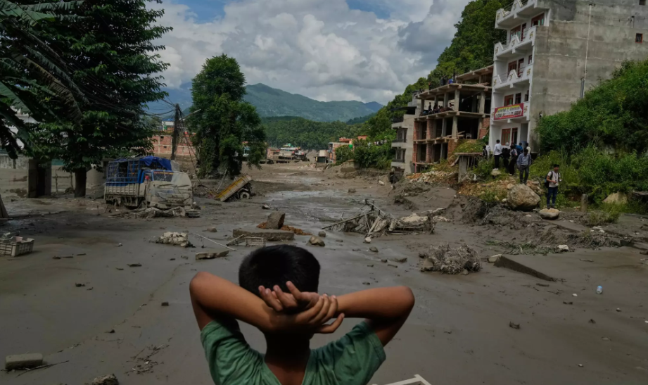 Vatnflóð í Nepal: Minst 165 deyð og nær 1.000 saknað
